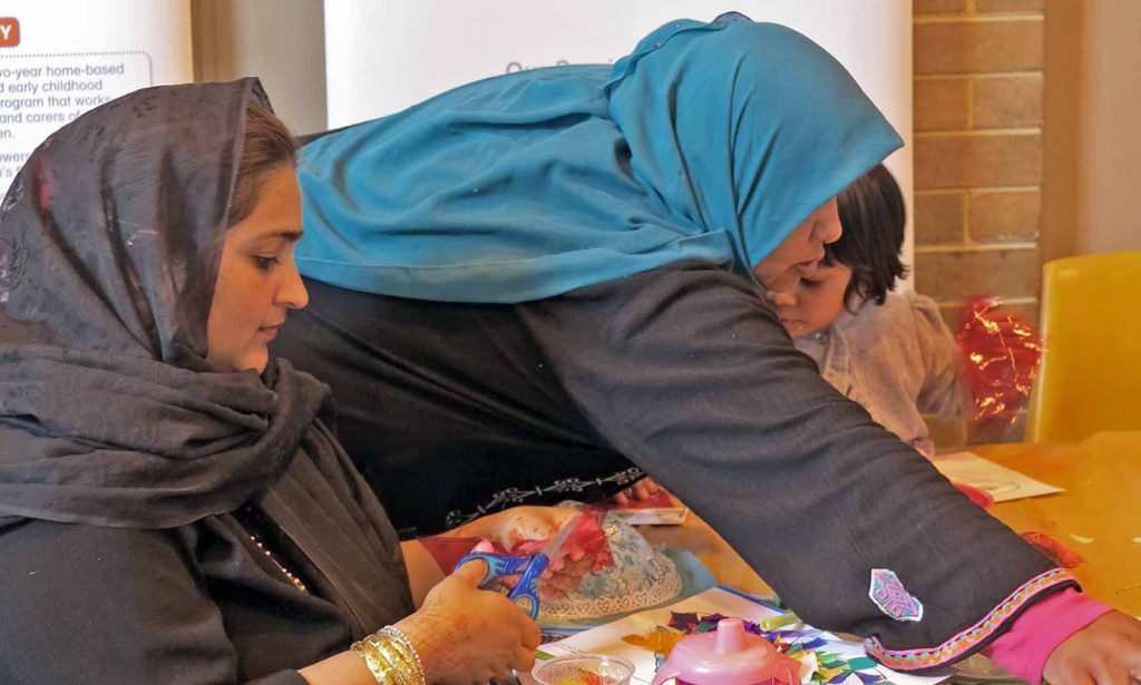 Mara bil-hijab imxaqilba fuq mejda