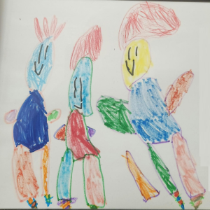 어린이가 그린 세 사람을 묘사한 색연필 그림